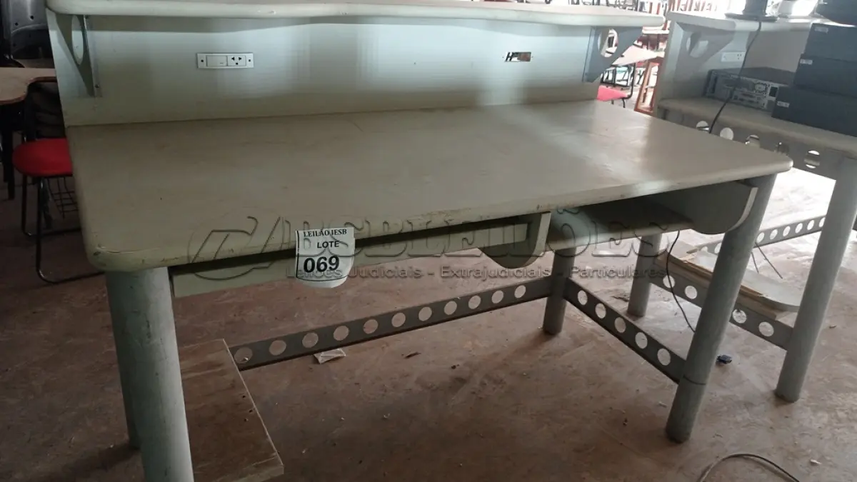 LOTE 069 - 01 ESTAÇÃO DE TRABALHO EM MADEIRA COM PÉ EM FERRO. (NO ESTADO) ATENÇÃO! FAZER A VISITAÇÃO ANTES DE ARREMATAR, NÃO SABEMOS SE FUNCIONA, LEILÃO NÃO TEM GARANTIA E NEM DEVOLUÇÃO, SUJEITO A POSSÍVEIS AVARIAS VISÍVEIS/OCULTAS E/OU AUSÊNCIA DE COMPONENTES.