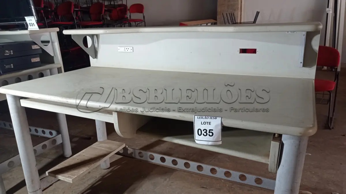 LOTE 035 - 01 ESTAÇÃO DE TRABALHO EM MADEIRA COM PÉ EM FERRO. (NO ESTADO) ATENÇÃO! FAZER A VISITAÇÃO ANTES DE ARREMATAR, NÃO SABEMOS SE FUNCIONA, LEILÃO NÃO TEM GARANTIA E NEM DEVOLUÇÃO, SUJEITO A POSSÍVEIS AVARIAS VISÍVEIS/OCULTAS E/OU AUSÊNCIA DE COMPONENTES.