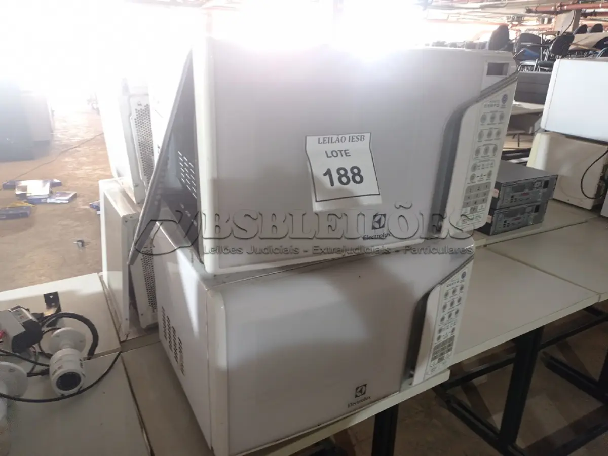 LOTE 188 - 04 MICRO-ONDAS DIVERSOS MODELOS. (NO ESTADO) ATENÇÃO! FAZER A VISITAÇÃO ANTES DE ARREMATAR, NÃO SABEMOS SE FUNCIONA, LEILÃO NÃO TEM GARANTIA E NEM DEVOLUÇÃO, SUJEITO A POSSÍVEIS AVARIAS VISÍVEIS/OCULTAS E/OU AUSÊNCIA DE COMPONENTES.