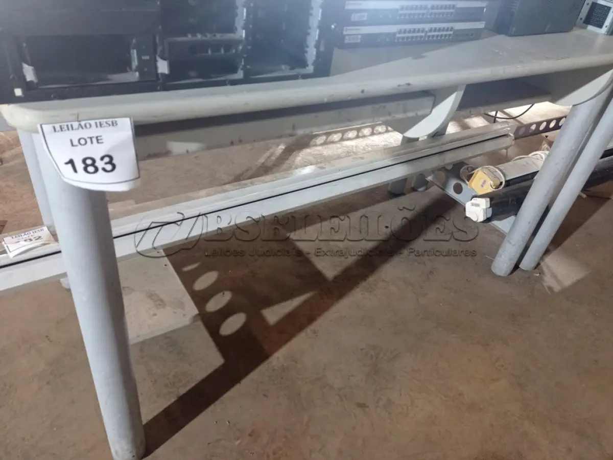 LOTE 183 - 01 MESA BASE EM FERRO COM TAMPO EM MADEIRA. (NO ESTADO) ATENÇÃO! FAZER A VISITAÇÃO ANTES DE ARREMATAR, NÃO SABEMOS SE FUNCIONA, LEILÃO NÃO TEM GARANTIA E NEM DEVOLUÇÃO, SUJEITO A POSSÍVEIS AVARIAS VISÍVEIS/OCULTAS E/OU AUSÊNCIA DE COMPONENTES.