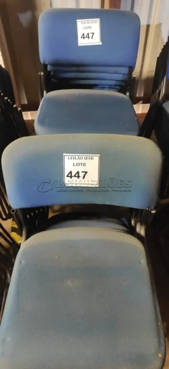 LOTE 447 - 15 CADEIRAS FIXA NA COR AZUL. (NO ESTADO) ATENÇÃO! FAZER A VISITAÇÃO ANTES DE ARREMATAR, NÃO SABEMOS SE FUNCIONA, LEILÃO NÃO TEM GARANTIA E NEM DEVOLUÇÃO, SUJEITO A POSSÍVEIS AVARIAS VISÍVEIS/OCULTAS E/OU AUSÊNCIA DE COMPONENTES.