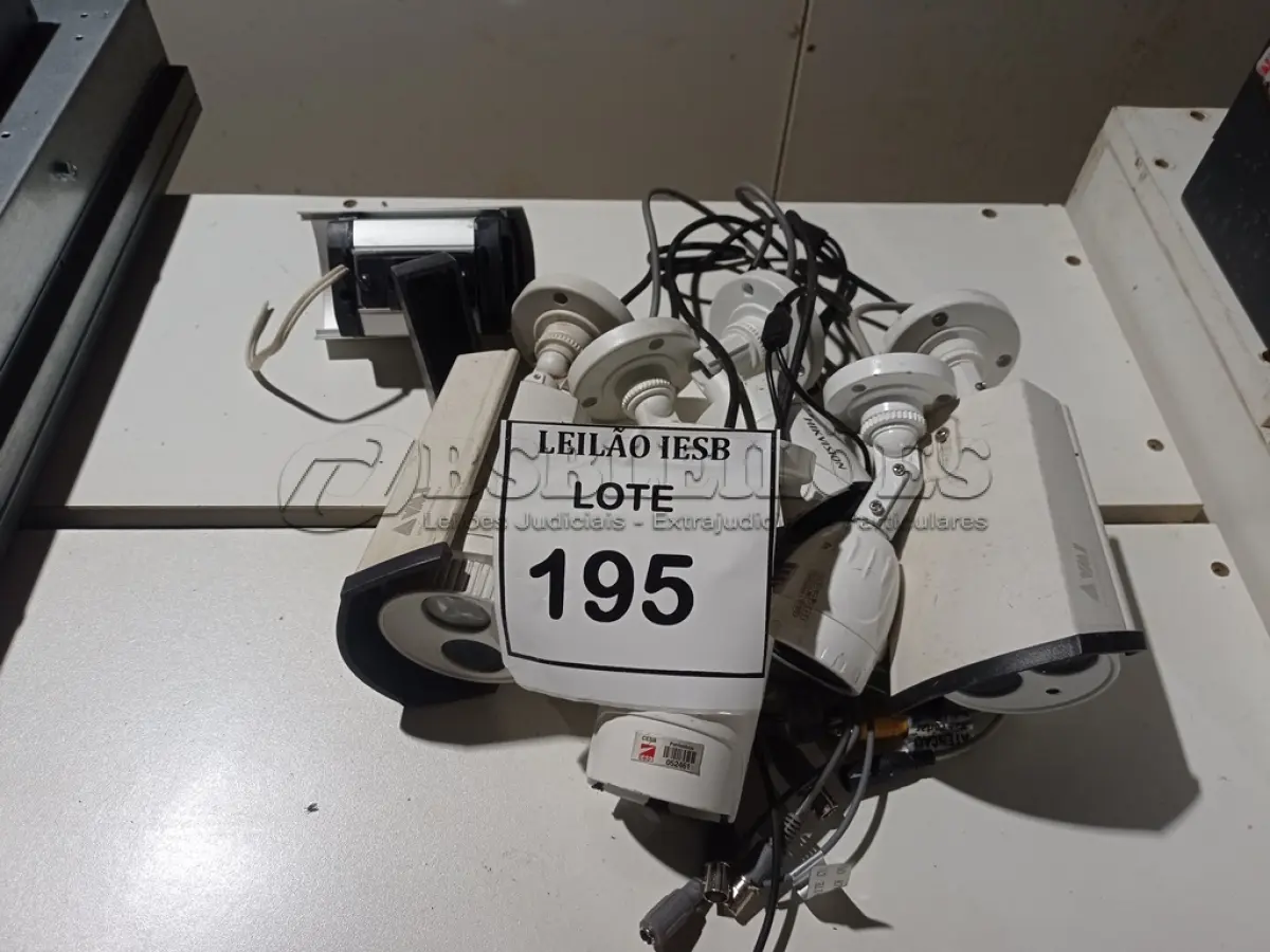 LOTE 195 - 07 CÂMERAS DE SEGURANÇA. (NO ESTADO) ATENÇÃO! FAZER A VISITAÇÃO ANTES DE ARREMATAR, NÃO SABEMOS SE FUNCIONA, LEILÃO NÃO TEM GARANTIA E NEM DEVOLUÇÃO, SUJEITO A POSSÍVEIS AVARIAS VISÍVEIS/OCULTAS E/OU AUSÊNCIA DE COMPONENTES.