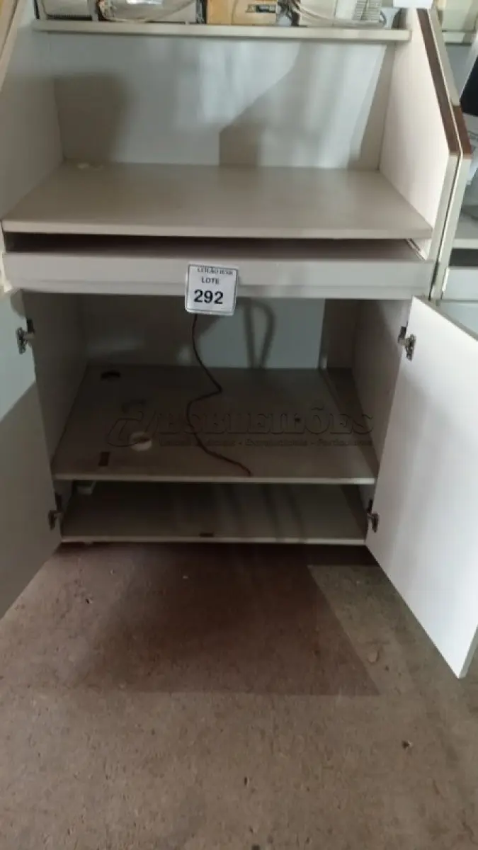 LOTE 292 - 02 BALCÕES EM MADEIRA PARA SALA DE AULA. (NO ESTADO) ATENÇÃO! FAZER A VISITAÇÃO ANTES DE ARREMATAR, NÃO SABEMOS SE FUNCIONA, LEILÃO NÃO TEM GARANTIA E NEM DEVOLUÇÃO, SUJEITO A POSSÍVEIS AVARIAS VISÍVEIS/OCULTAS E/OU AUSÊNCIA DE COMPONENTES.