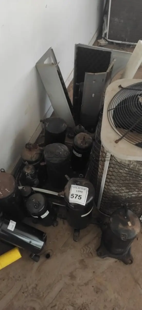 LOTE 575 - 01 AR-CONDICIONADO SUCATA E 10 COMPRESSORES PEQUENOS PRETO. (NO ESTADO) ATENÇÃO! FAZER A VISITAÇÃO ANTES DE ARREMATAR, NÃO SABEMOS SE FUNCIONA, LEILÃO NÃO TEM GARANTIA E NEM DEVOLUÇÃO, SUJEITO A POSSÍVEIS AVARIAS VISÍVEIS/OCULTAS E/OU AUSÊNCIA DE COMPONENTES.