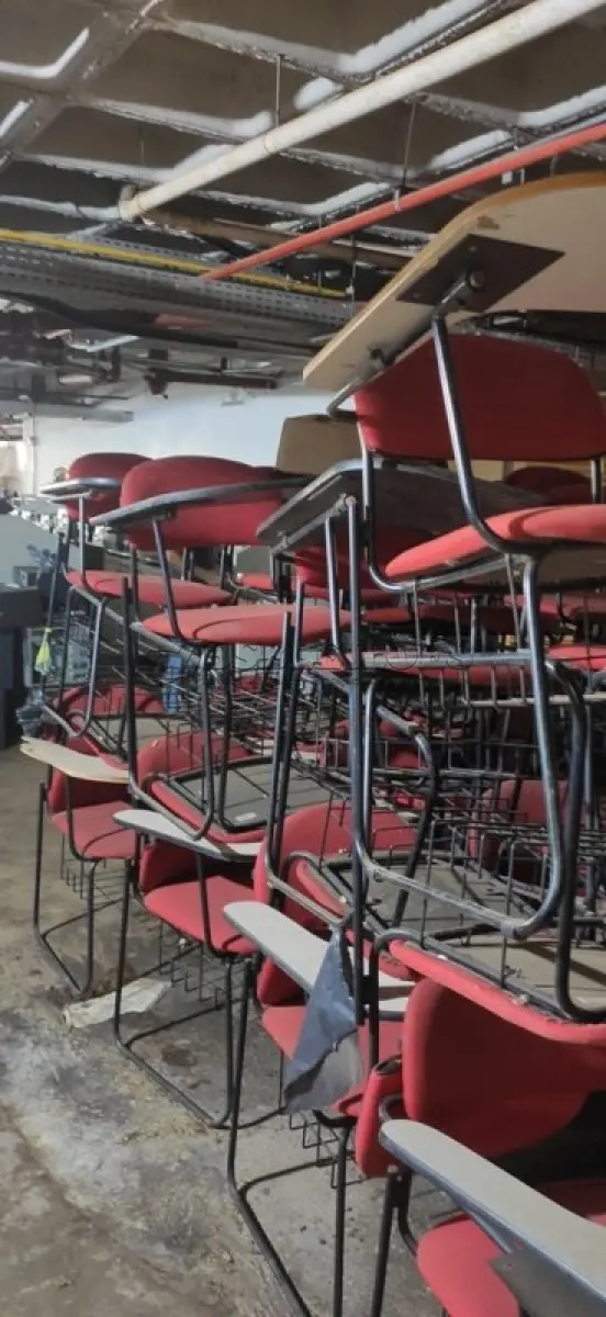 LOTE 403 - 12 CADEIRAS UNIVERSITÁRIA. (NO ESTADO) ATENÇÃO! FAZER A VISITAÇÃO ANTES DE ARREMATAR, NÃO SABEMOS SE FUNCIONA, LEILÃO NÃO TEM GARANTIA E NEM DEVOLUÇÃO, SUJEITO A POSSÍVEIS AVARIAS VISÍVEIS/OCULTAS E/OU AUSÊNCIA DE COMPONENTES.