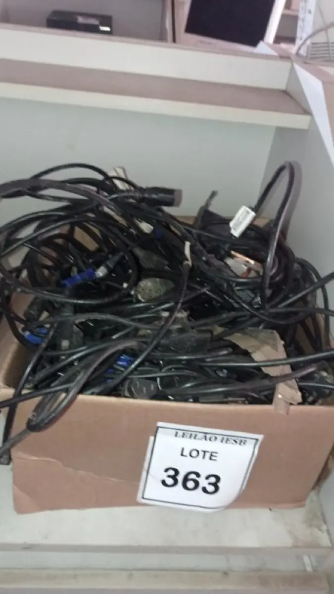 LOTE 363 - 01 CAIXA COM CABOS DIVERSOS. (NO ESTADO) ATENÇÃO! FAZER A VISITAÇÃO ANTES DE ARREMATAR, NÃO SABEMOS SE FUNCIONA, LEILÃO NÃO TEM GARANTIA E NEM DEVOLUÇÃO, SUJEITO A POSSÍVEIS AVARIAS VISÍVEIS/OCULTAS E/OU AUSÊNCIA DE COMPONENTES.