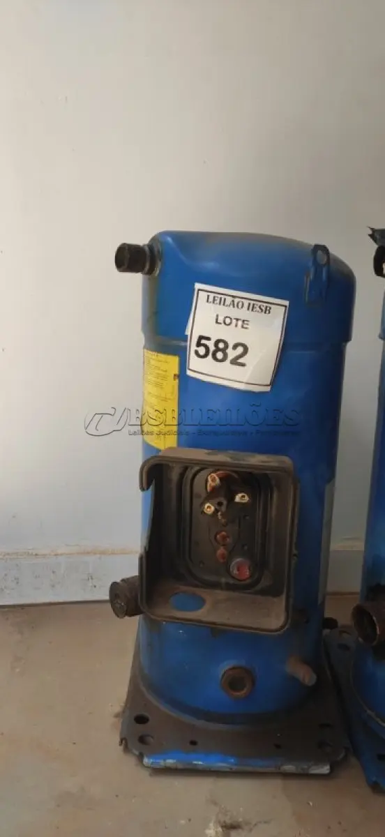 LOTE 582 - 02 COMPRESSORES PARA AR-CONDICIONADO NA COR AZUL.( (NO ESTADO) ATENÇÃO! FAZER A VISITAÇÃO ANTES DE ARREMATAR, NÃO SABEMOS SE FUNCIONA, LEILÃO NÃO TEM GARANTIA E NEM DEVOLUÇÃO, SUJEITO A POSSÍVEIS AVARIAS VISÍVEIS/OCULTAS E/OU AUSÊNCIA DE COMPONENTES.