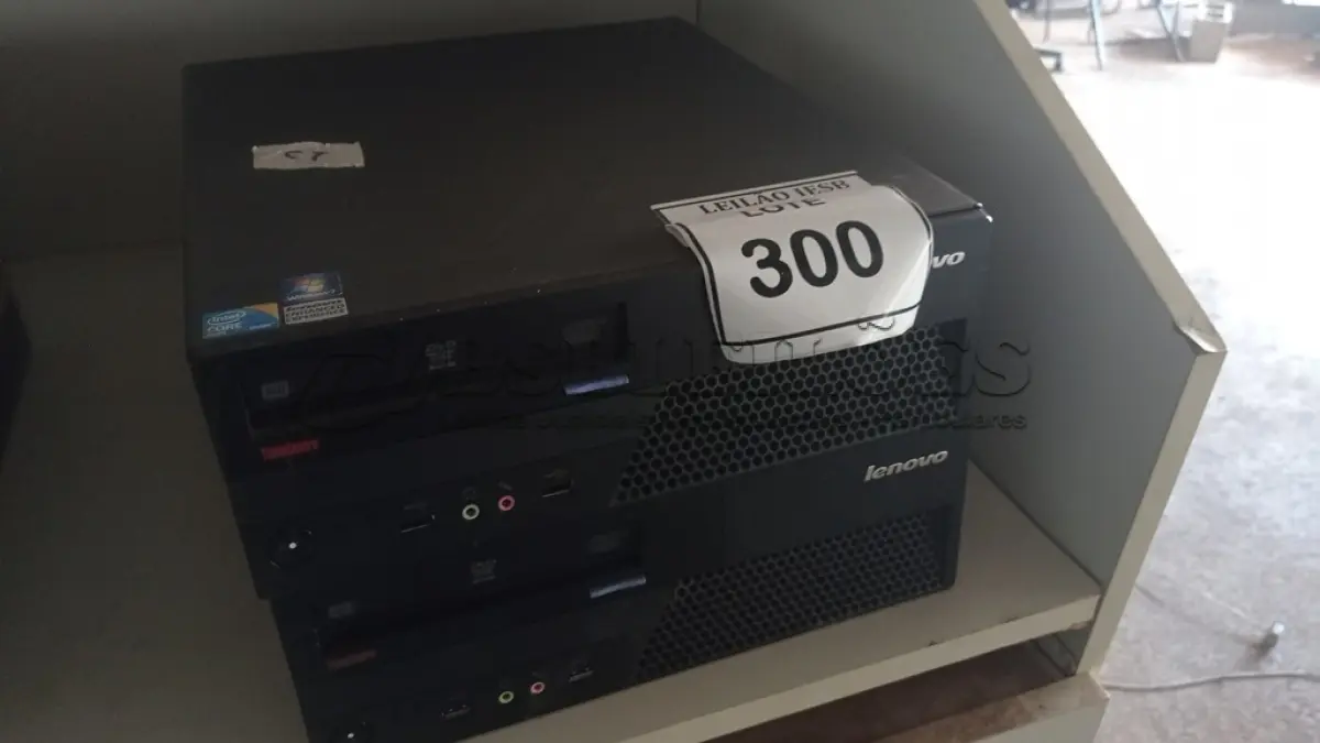 LOTE 300 - 02 CPUS LENOVO. (NO ESTADO) ATENÇÃO! FAZER A VISITAÇÃO ANTES DE ARREMATAR, NÃO SABEMOS SE FUNCIONA, LEILÃO NÃO TEM GARANTIA E NEM DEVOLUÇÃO, SUJEITO A POSSÍVEIS AVARIAS VISÍVEIS/OCULTAS E/OU AUSÊNCIA DE COMPONENTES.