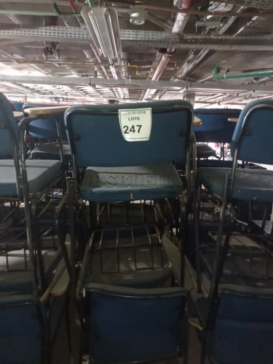 LOTE 247 - 18 CADEIRAS UNIVERSITÁRIA. (NO ESTADO) ATENÇÃO! FAZER A VISITAÇÃO ANTES DE ARREMATAR, NÃO SABEMOS SE FUNCIONA, LEILÃO NÃO TEM GARANTIA E NEM DEVOLUÇÃO, SUJEITO A POSSÍVEIS AVARIAS VISÍVEIS/OCULTAS E/OU AUSÊNCIA DE COMPONENTES.