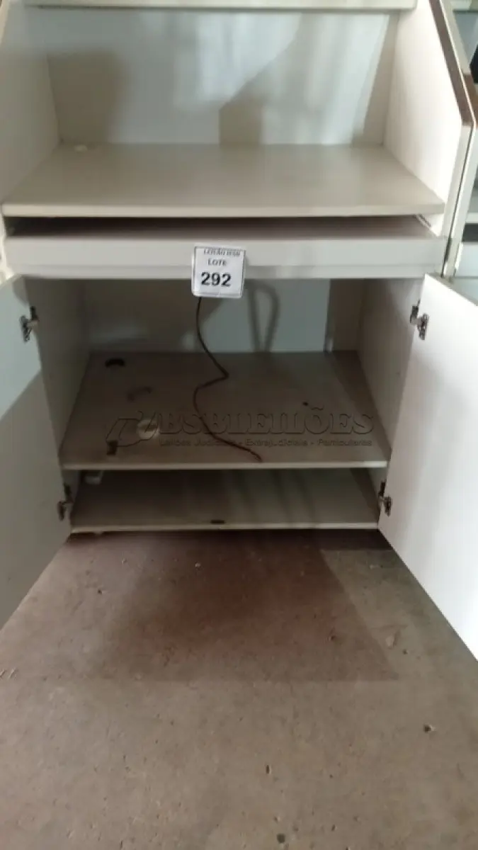 LOTE 292 - 02 BALCÕES EM MADEIRA PARA SALA DE AULA. (NO ESTADO) ATENÇÃO! FAZER A VISITAÇÃO ANTES DE ARREMATAR, NÃO SABEMOS SE FUNCIONA, LEILÃO NÃO TEM GARANTIA E NEM DEVOLUÇÃO, SUJEITO A POSSÍVEIS AVARIAS VISÍVEIS/OCULTAS E/OU AUSÊNCIA DE COMPONENTES.