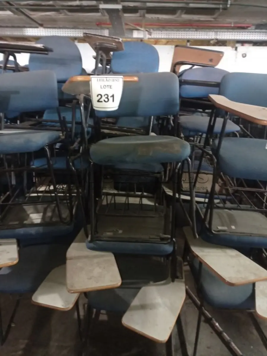 LOTE 231 - 15 CADEIRAS UNIVERSITÁRIA. (NO ESTADO) ATENÇÃO! FAZER A VISITAÇÃO ANTES DE ARREMATAR, NÃO SABEMOS SE FUNCIONA, LEILÃO NÃO TEM GARANTIA E NEM DEVOLUÇÃO, SUJEITO A POSSÍVEIS AVARIAS VISÍVEIS/OCULTAS E/OU AUSÊNCIA DE COMPONENTES.