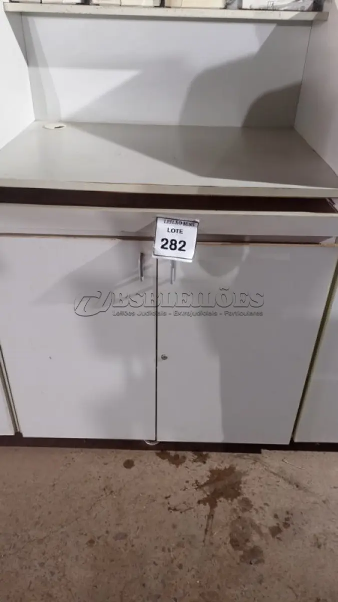 LOTE 282 - 02 BALCÕES EM MADEIRA PARA SALA DE AULA. (NO ESTADO) ATENÇÃO! FAZER A VISITAÇÃO ANTES DE ARREMATAR, NÃO SABEMOS SE FUNCIONA, LEILÃO NÃO TEM GARANTIA E NEM DEVOLUÇÃO, SUJEITO A POSSÍVEIS AVARIAS VISÍVEIS/OCULTAS E/OU AUSÊNCIA DE COMPONENTES.