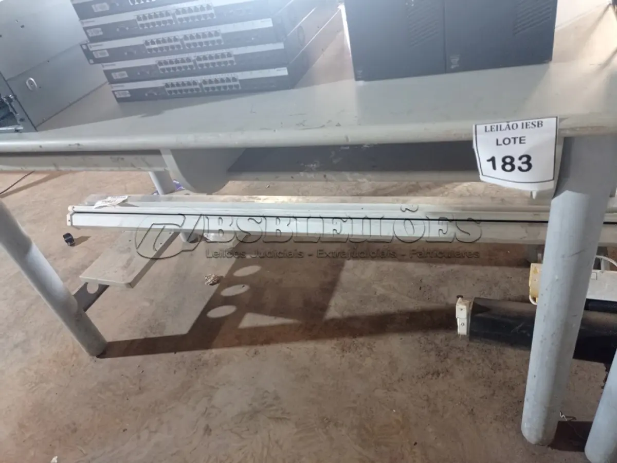LOTE 183 - 01 MESA BASE EM FERRO COM TAMPO EM MADEIRA. (NO ESTADO) ATENÇÃO! FAZER A VISITAÇÃO ANTES DE ARREMATAR, NÃO SABEMOS SE FUNCIONA, LEILÃO NÃO TEM GARANTIA E NEM DEVOLUÇÃO, SUJEITO A POSSÍVEIS AVARIAS VISÍVEIS/OCULTAS E/OU AUSÊNCIA DE COMPONENTES.