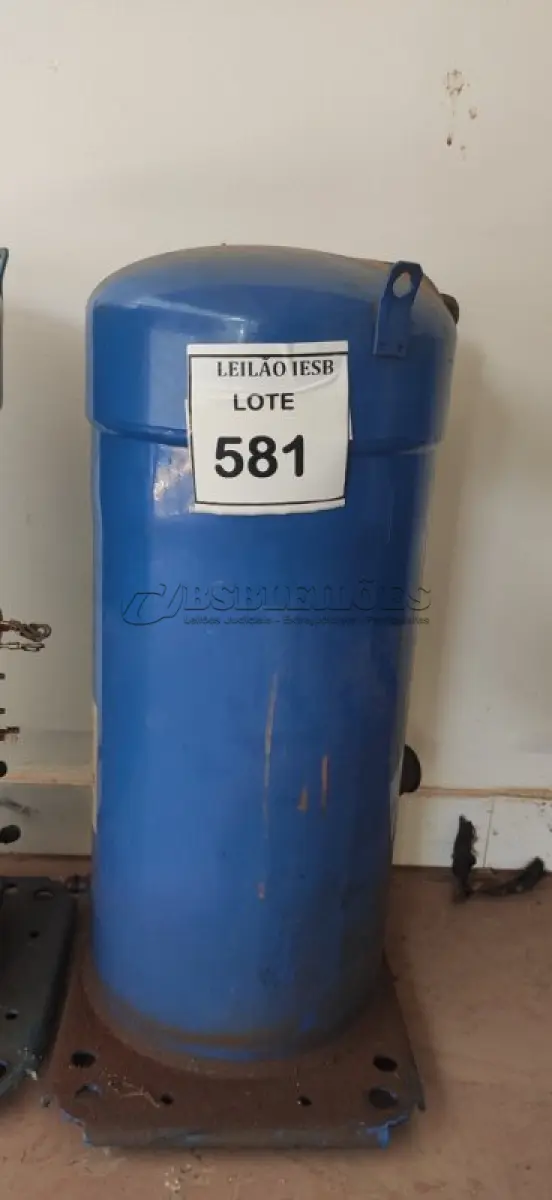LOTE 581 - 02 COMPRESSORES PARA AR-CONDICIONADO NA COR AZUL.( (NO ESTADO) ATENÇÃO! FAZER A VISITAÇÃO ANTES DE ARREMATAR, NÃO SABEMOS SE FUNCIONA, LEILÃO NÃO TEM GARANTIA E NEM DEVOLUÇÃO, SUJEITO A POSSÍVEIS AVARIAS VISÍVEIS/OCULTAS E/OU AUSÊNCIA DE COMPONENTES.