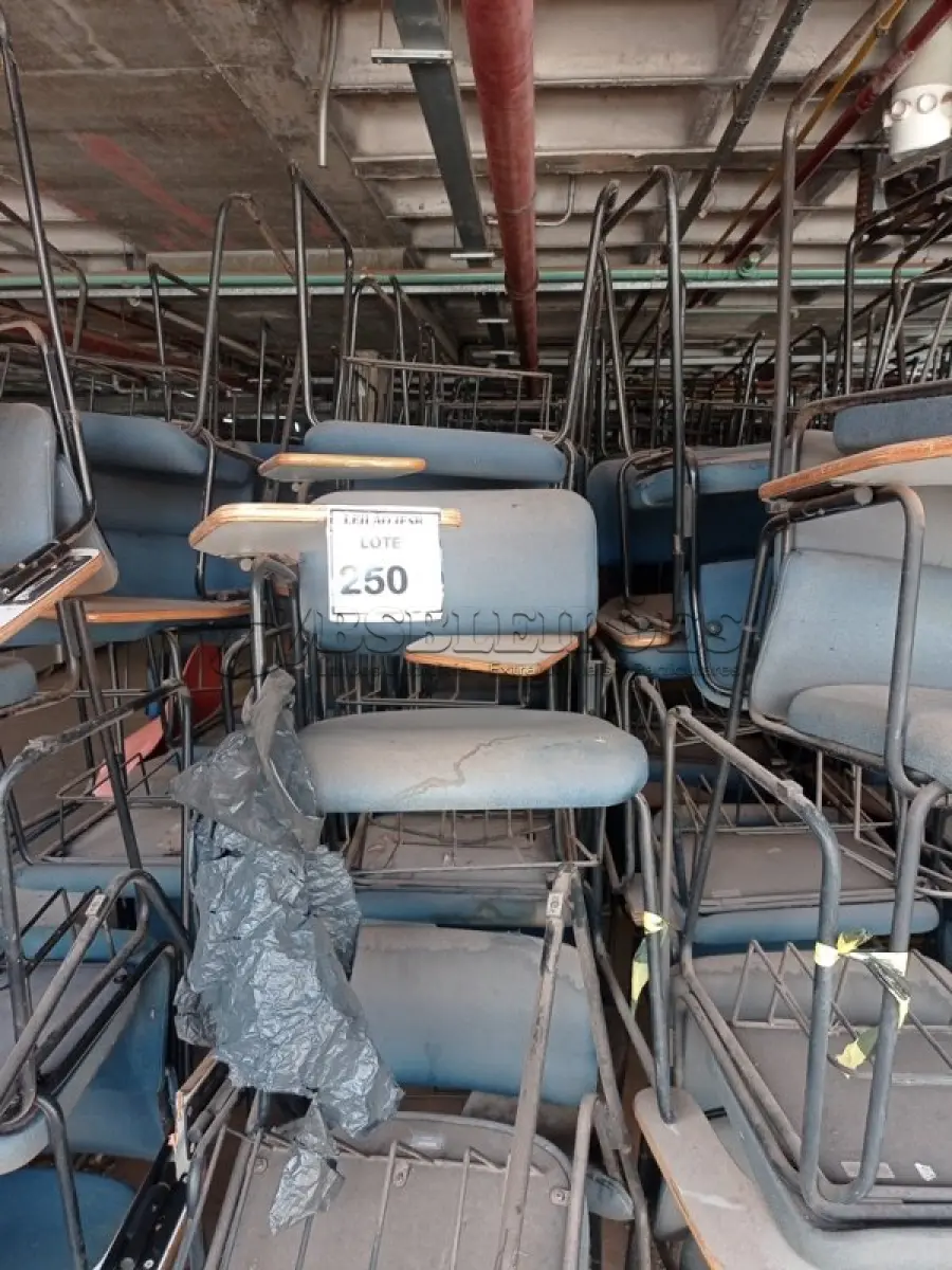 LOTE 250 - 40 CADEIRAS UNIVERSITÁRIA. (NO ESTADO) ATENÇÃO! FAZER A VISITAÇÃO ANTES DE ARREMATAR, NÃO SABEMOS SE FUNCIONA, LEILÃO NÃO TEM GARANTIA E NEM DEVOLUÇÃO, SUJEITO A POSSÍVEIS AVARIAS VISÍVEIS/OCULTAS E/OU AUSÊNCIA DE COMPONENTES. 
