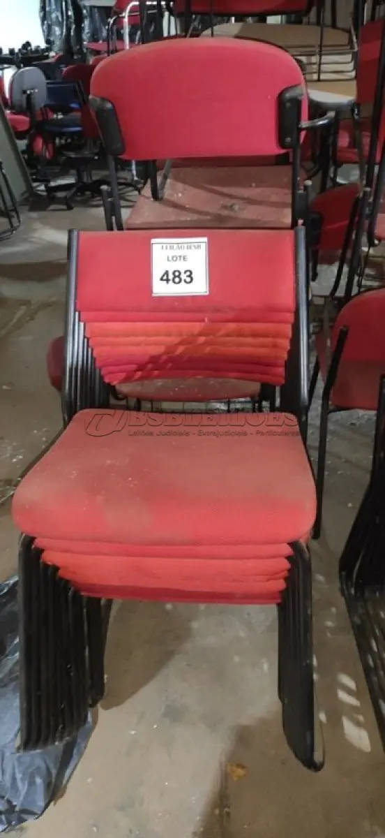 LOTE 483 - 10 CADEIRAS FIXAS NA COR VERMELHA. (NO ESTADO) ATENÇÃO! FAZER A VISITAÇÃO ANTES DE ARREMATAR, NÃO SABEMOS SE FUNCIONA, LEILÃO NÃO TEM GARANTIA E NEM DEVOLUÇÃO, SUJEITO A POSSÍVEIS AVARIAS VISÍVEIS/OCULTAS E/OU AUSÊNCIA DE COMPONENTES.