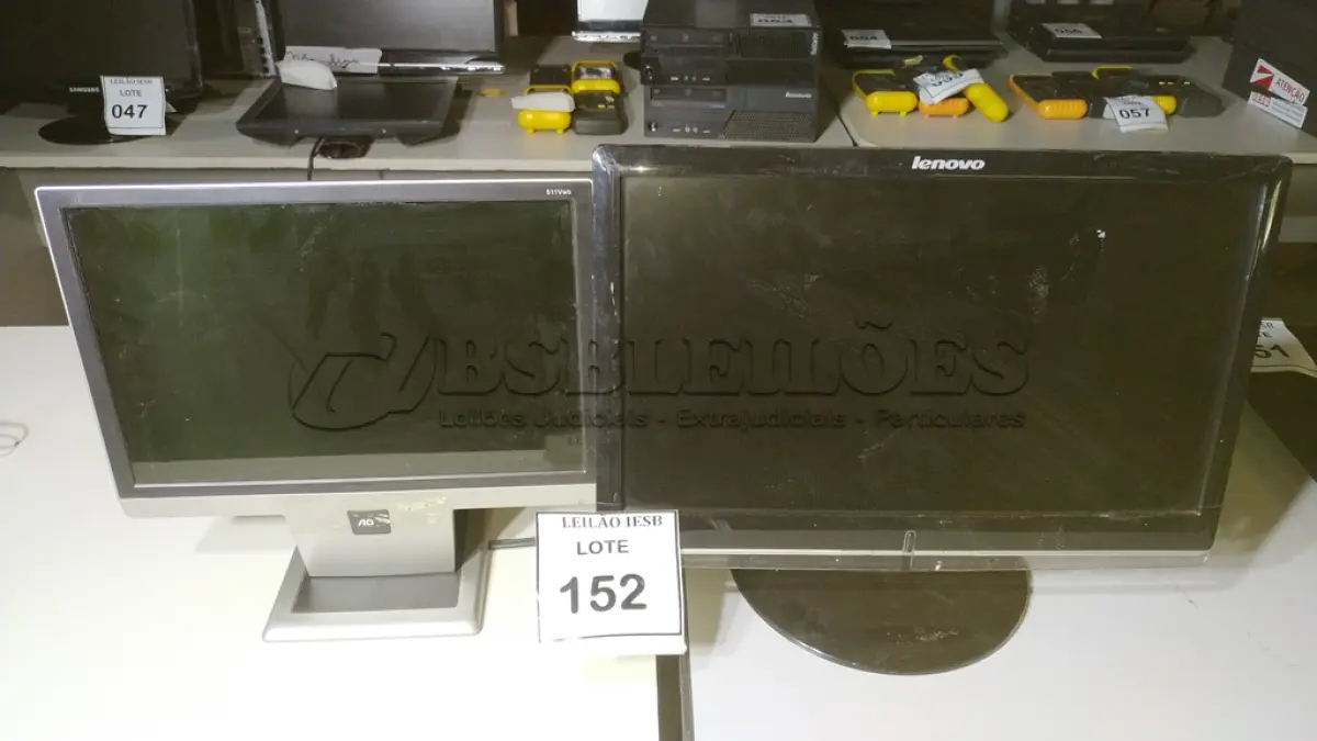 LOTE 152 - 02 MONITORES LENOVO. (NO ESTADO) ATENÇÃO! FAZER A VISITAÇÃO ANTES DE ARREMATAR, NÃO SABEMOS SE FUNCIONA, LEILÃO NÃO TEM GARANTIA E NEM DEVOLUÇÃO, SUJEITO A POSSÍVEIS AVARIAS VISÍVEIS/OCULTAS E/OU AUSÊNCIA DE COMPONENTES.