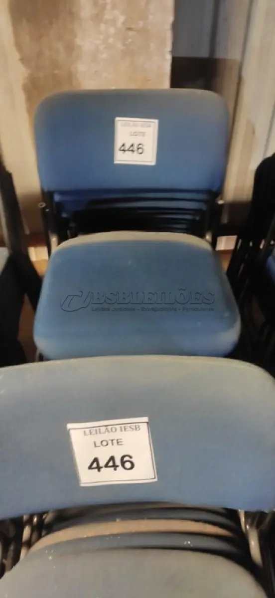 LOTE 446 - 15 CADEIRAS FIXA NA COR AZUL. (NO ESTADO) ATENÇÃO! FAZER A VISITAÇÃO ANTES DE ARREMATAR, NÃO SABEMOS SE FUNCIONA, LEILÃO NÃO TEM GARANTIA E NEM DEVOLUÇÃO, SUJEITO A POSSÍVEIS AVARIAS VISÍVEIS/OCULTAS E/OU AUSÊNCIA DE COMPONENTES.