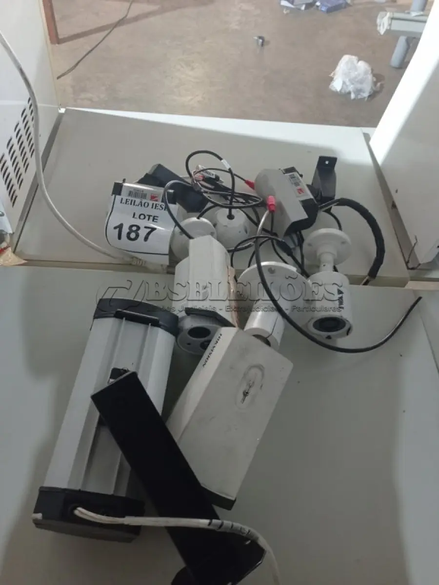 LOTE 187 - 06 CÂMERAS DE SEGURANÇA. (NO ESTADO) ATENÇÃO! FAZER A VISITAÇÃO ANTES DE ARREMATAR, NÃO SABEMOS SE FUNCIONA, LEILÃO NÃO TEM GARANTIA E NEM DEVOLUÇÃO, SUJEITO A POSSÍVEIS AVARIAS VISÍVEIS/OCULTAS E/OU AUSÊNCIA DE COMPONENTES.
