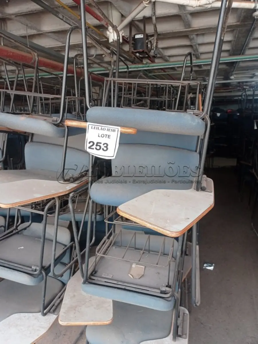 LOTE 253 - 40 CADEIRAS UNIVERSITÁRIA. (NO ESTADO) ATENÇÃO! FAZER A VISITAÇÃO ANTES DE ARREMATAR, NÃO SABEMOS SE FUNCIONA, LEILÃO NÃO TEM GARANTIA E NEM DEVOLUÇÃO, SUJEITO A POSSÍVEIS AVARIAS VISÍVEIS/OCULTAS E/OU AUSÊNCIA DE COMPONENTES. 