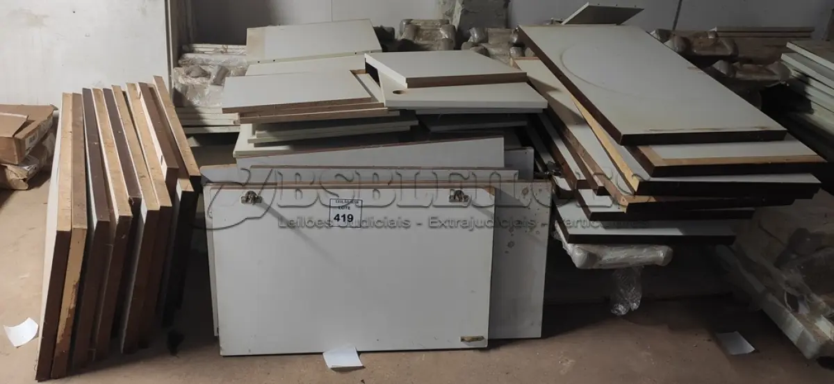 LOTE 419 - 01 LOTE COM MADEIRAS TAMANHOS DIVERSOS. (NO ESTADO) ATENÇÃO! FAZER A VISITAÇÃO ANTES DE ARREMATAR, NÃO SABEMOS SE FUNCIONA, LEILÃO NÃO TEM GARANTIA E NEM DEVOLUÇÃO, SUJEITO A POSSÍVEIS AVARIAS VISÍVEIS/OCULTAS E/OU AUSÊNCIA DE COMPONENTES.