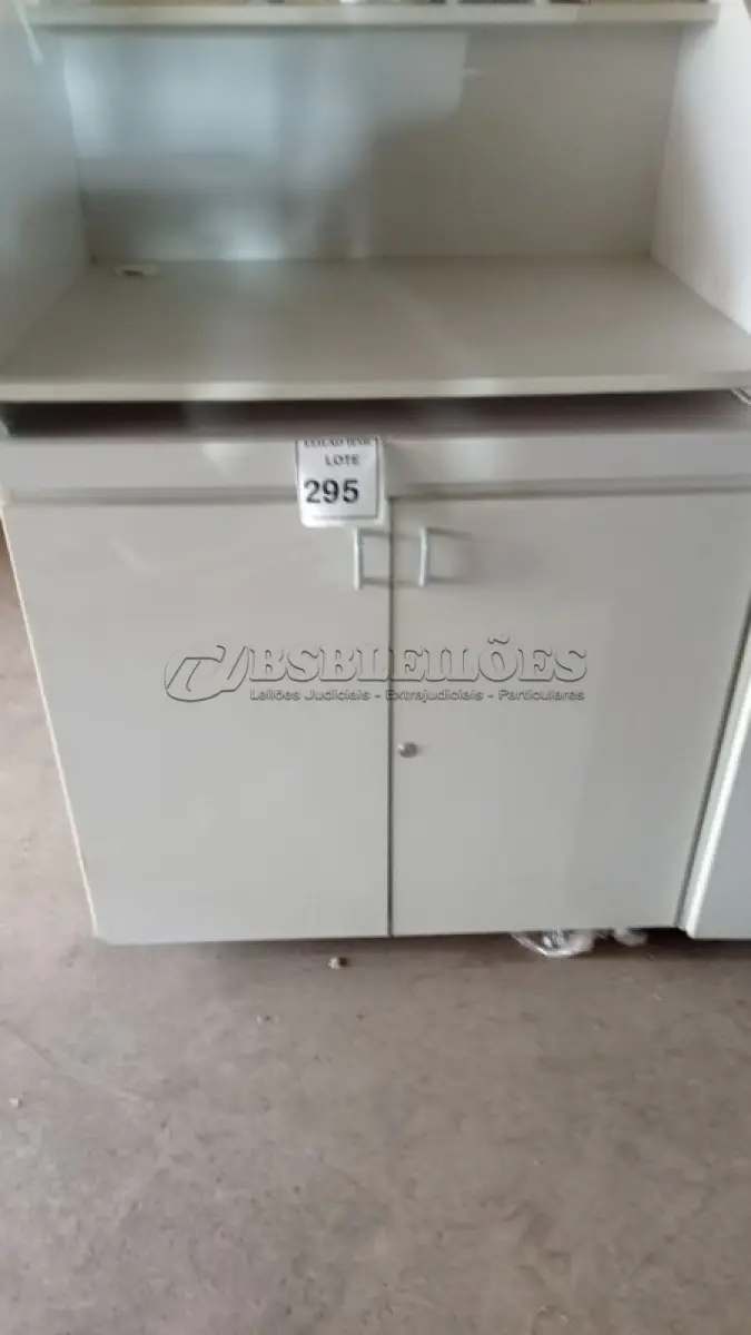LOTE 295 - 02 BALCÕES EM MADEIRA PARA SALA DE AULA. (NO ESTADO) ATENÇÃO! FAZER A VISITAÇÃO ANTES DE ARREMATAR, NÃO SABEMOS SE FUNCIONA, LEILÃO NÃO TEM GARANTIA E NEM DEVOLUÇÃO, SUJEITO A POSSÍVEIS AVARIAS VISÍVEIS/OCULTAS E/OU AUSÊNCIA DE COMPONENTES.