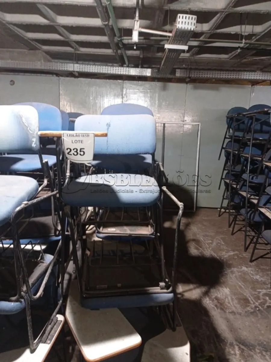 LOTE 235 - 15 CADEIRAS UNIVERSITÁRIA. (NO ESTADO) ATENÇÃO! FAZER A VISITAÇÃO ANTES DE ARREMATAR, NÃO SABEMOS SE FUNCIONA, LEILÃO NÃO TEM GARANTIA E NEM DEVOLUÇÃO, SUJEITO A POSSÍVEIS AVARIAS VISÍVEIS/OCULTAS E/OU AUSÊNCIA DE COMPONENTES.