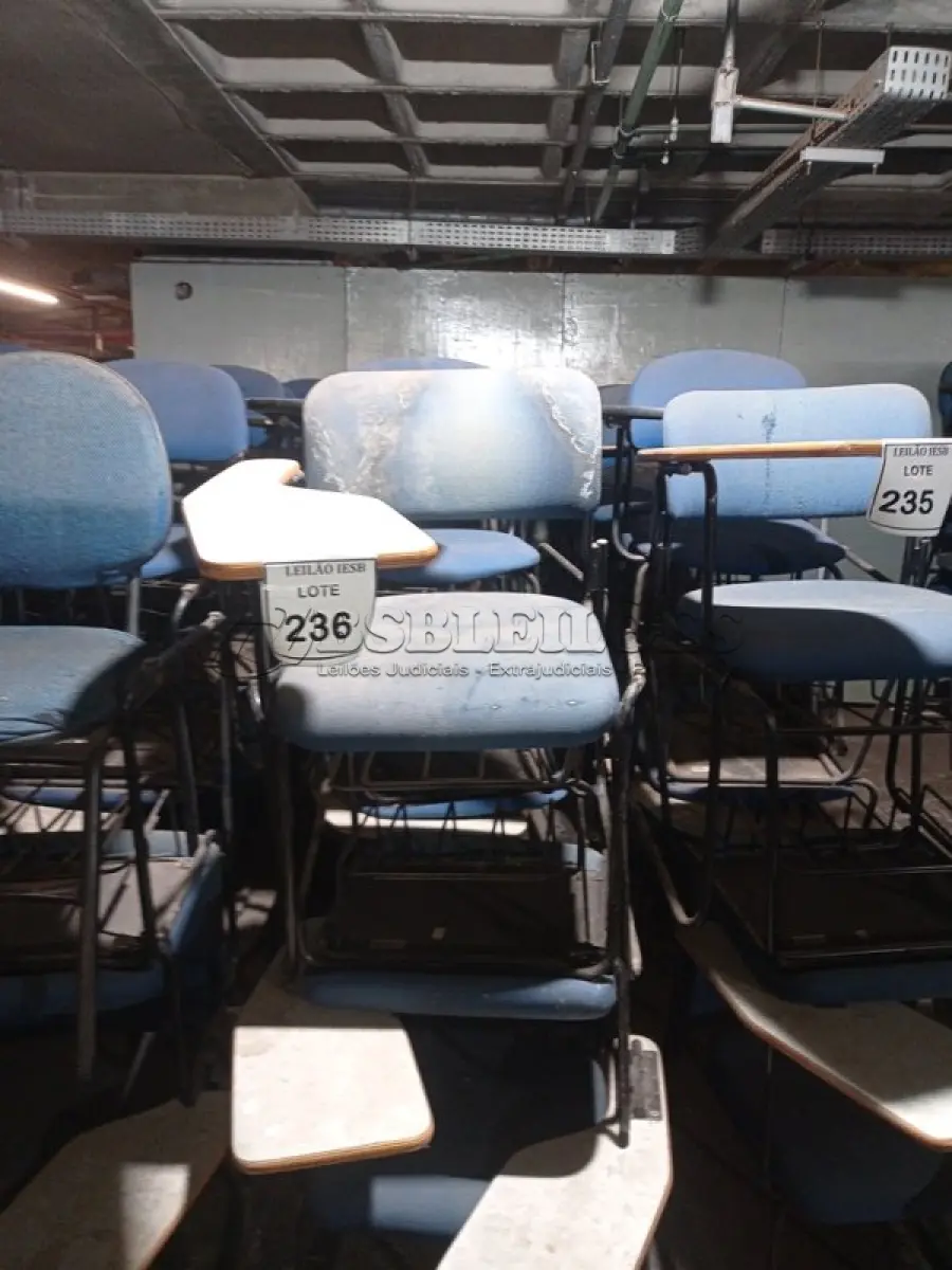 LOTE 236 - 15 CADEIRAS UNIVERSITÁRIA. (NO ESTADO) ATENÇÃO! FAZER A VISITAÇÃO ANTES DE ARREMATAR, NÃO SABEMOS SE FUNCIONA, LEILÃO NÃO TEM GARANTIA E NEM DEVOLUÇÃO, SUJEITO A POSSÍVEIS AVARIAS VISÍVEIS/OCULTAS E/OU AUSÊNCIA DE COMPONENTES.
