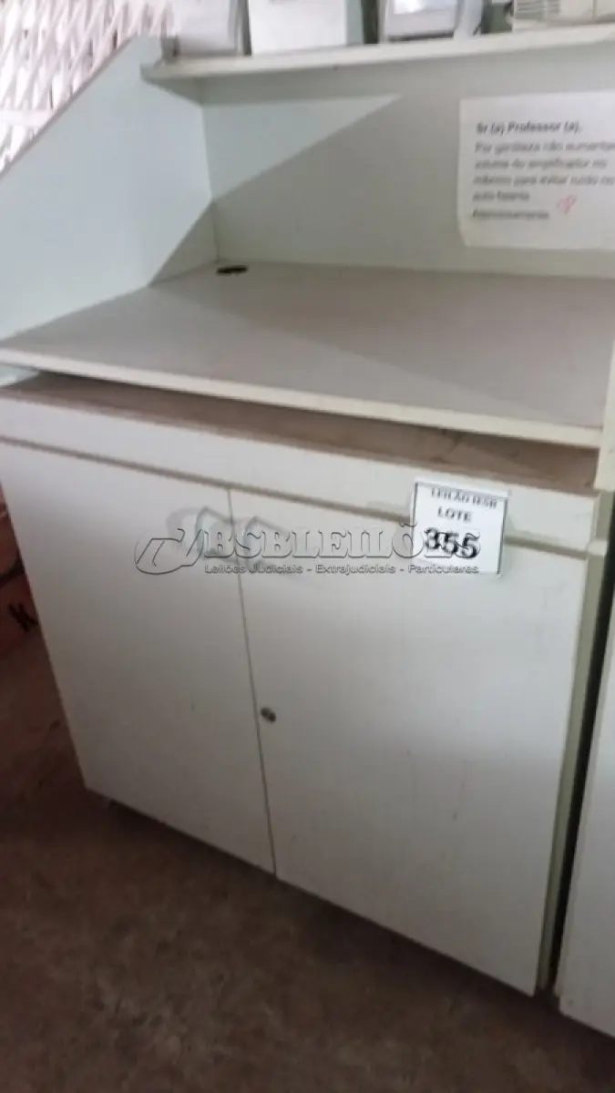 LOTE 355 - 02 BALCÕES EM MADEIRA PARA SALA DE AULA. (NO ESTADO) ATENÇÃO! FAZER A VISITAÇÃO ANTES DE ARREMATAR, NÃO SABEMOS SE FUNCIONA, LEILÃO NÃO TEM GARANTIA E NEM DEVOLUÇÃO, SUJEITO A POSSÍVEIS AVARIAS VISÍVEIS/OCULTAS E/OU AUSÊNCIA DE COMPONENTES.