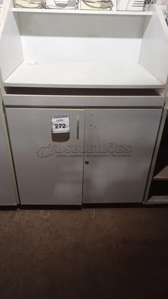 LOTE 272 - 02 BALCÕES EM MADEIRA PARA SALA DE AULA. (NO ESTADO) ATENÇÃO! FAZER A VISITAÇÃO ANTES DE ARREMATAR, NÃO SABEMOS SE FUNCIONA, LEILÃO NÃO TEM GARANTIA E NEM DEVOLUÇÃO, SUJEITO A POSSÍVEIS AVARIAS VISÍVEIS/OCULTAS E/OU AUSÊNCIA DE COMPONENTES.
