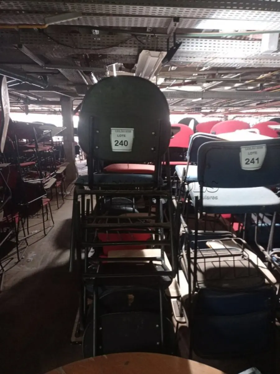 LOTE 240 - 18 CADEIRAS UNIVERSITÁRIA. (NO ESTADO) ATENÇÃO! FAZER A VISITAÇÃO ANTES DE ARREMATAR, NÃO SABEMOS SE FUNCIONA, LEILÃO NÃO TEM GARANTIA E NEM DEVOLUÇÃO, SUJEITO A POSSÍVEIS AVARIAS VISÍVEIS/OCULTAS E/OU AUSÊNCIA DE COMPONENTES.
