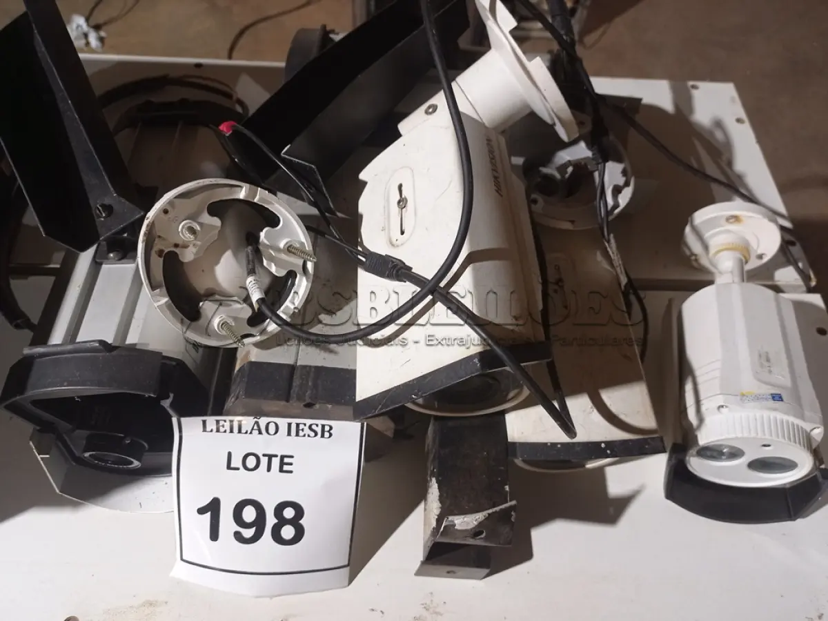 LOTE 198 - 07 CÂMERAS DE SEGURANÇA. (NO ESTADO) ATENÇÃO! FAZER A VISITAÇÃO ANTES DE ARREMATAR, NÃO SABEMOS SE FUNCIONA, LEILÃO NÃO TEM GARANTIA E NEM DEVOLUÇÃO, SUJEITO A POSSÍVEIS AVARIAS VISÍVEIS/OCULTAS E/OU AUSÊNCIA DE COMPONENTES.