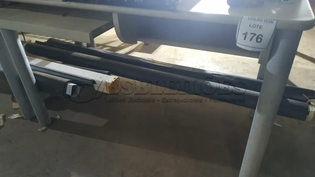 LOTE 176 - 01 MESA BASE EM FERRO COM TAMPO EM MADEIRA. (NO ESTADO) ATENÇÃO! FAZER A VISITAÇÃO ANTES DE ARREMATAR, NÃO SABEMOS SE FUNCIONA, LEILÃO NÃO TEM GARANTIA E NEM DEVOLUÇÃO, SUJEITO A POSSÍVEIS AVARIAS VISÍVEIS/OCULTAS E/OU AUSÊNCIA DE COMPONENTES.