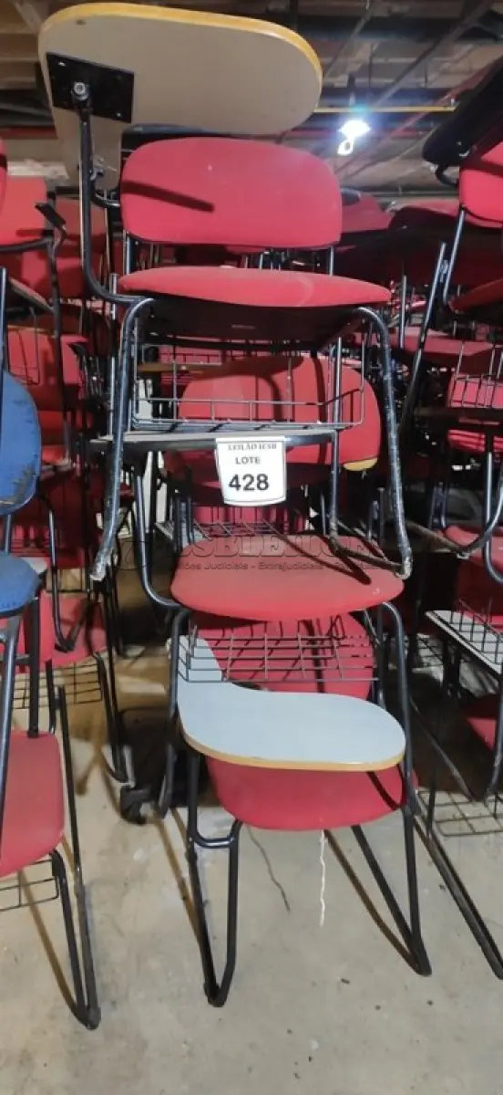 LOTE 428 - 15 CADEIRAS UNIVERSITÁRIAS. (NO ESTADO) ATENÇÃO! FAZER A VISITAÇÃO ANTES DE ARREMATAR, NÃO SABEMOS SE FUNCIONA, LEILÃO NÃO TEM GARANTIA E NEM DEVOLUÇÃO, SUJEITO A POSSÍVEIS AVARIAS VISÍVEIS/OCULTAS E/OU AUSÊNCIA DE COMPONENTES.