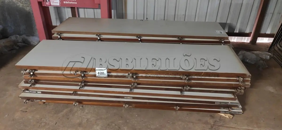LOTE 420 - 01 LOTE COM PORTAS EM MADEIRA PARA ARMÁRIOS. (NO ESTADO) ATENÇÃO! FAZER A VISITAÇÃO ANTES DE ARREMATAR, NÃO SABEMOS SE FUNCIONA, LEILÃO NÃO TEM GARANTIA E NEM DEVOLUÇÃO, SUJEITO A POSSÍVEIS AVARIAS VISÍVEIS/OCULTAS E/OU AUSÊNCIA DE COMPONENTES.