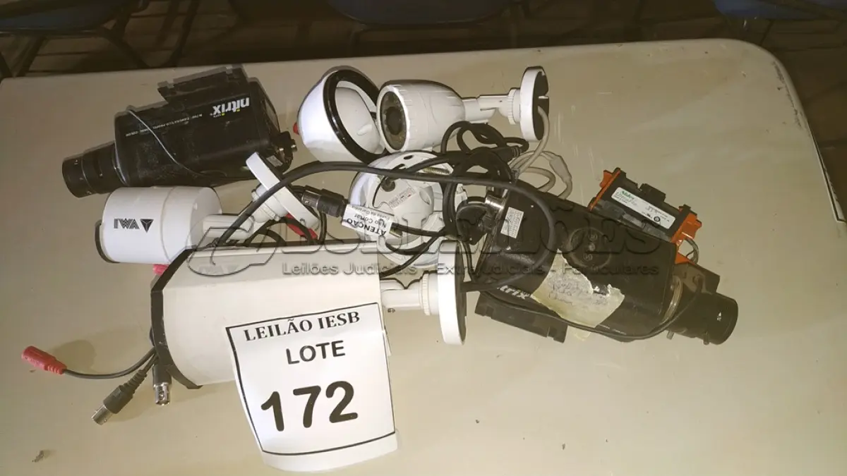 LOTE 172 - 07 CÂMERAS DE SEGURANÇA. (NO ESTADO) ATENÇÃO! FAZER A VISITAÇÃO ANTES DE ARREMATAR, NÃO SABEMOS SE FUNCIONA, LEILÃO NÃO TEM GARANTIA E NEM DEVOLUÇÃO, SUJEITO A POSSÍVEIS AVARIAS VISÍVEIS/OCULTAS E/OU AUSÊNCIA DE COMPONENTES.
