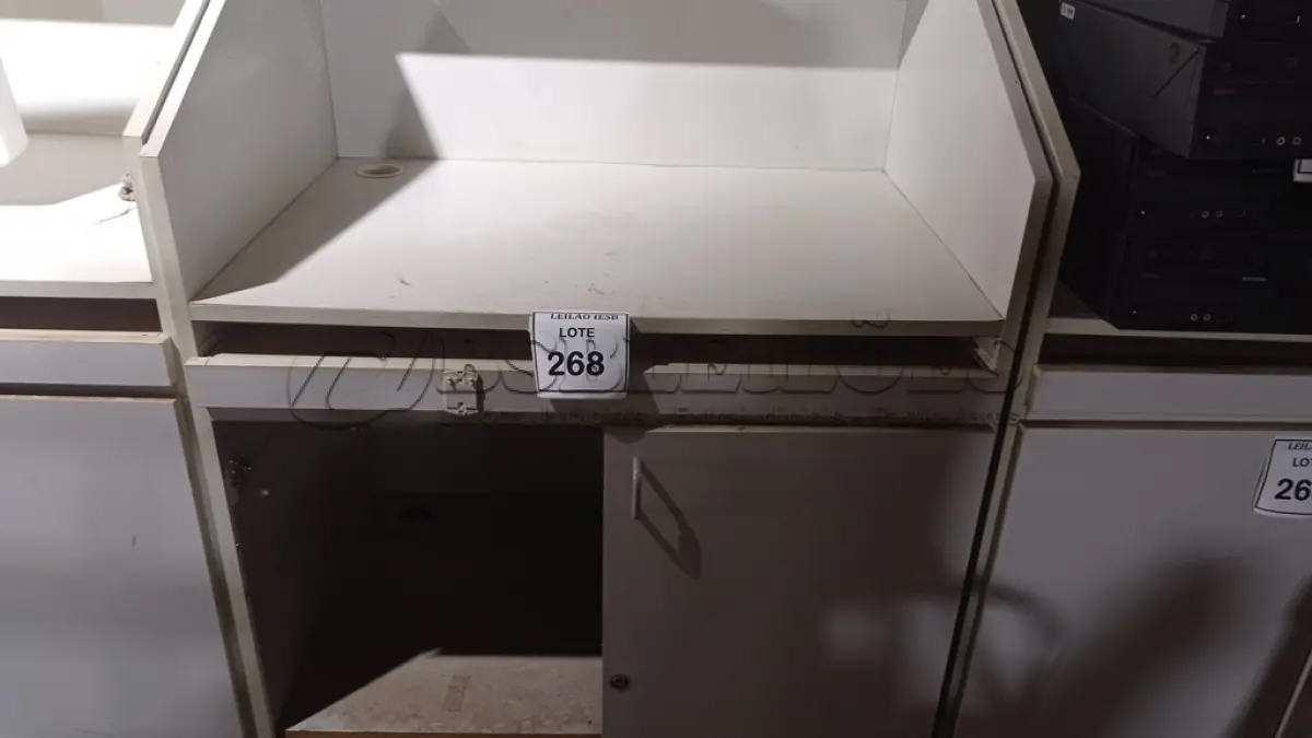 LOTE 268 - 02 BALCÕES EM MADEIRA PARA SALA DE AULA. (NO ESTADO) ATENÇÃO! FAZER A VISITAÇÃO ANTES DE ARREMATAR, NÃO SABEMOS SE FUNCIONA, LEILÃO NÃO TEM GARANTIA E NEM DEVOLUÇÃO, SUJEITO A POSSÍVEIS AVARIAS VISÍVEIS/OCULTAS E/OU AUSÊNCIA DE COMPONENTES.