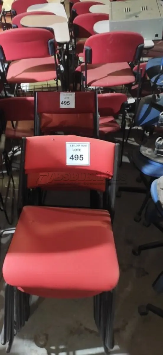LOTE 495 - 16 CADEIRAS FIXAS NA COR VERMELHA COM AVARIAS. (NO ESTADO) ATENÇÃO! FAZER A VISITAÇÃO ANTES DE ARREMATAR, NÃO SABEMOS SE FUNCIONA, LEILÃO NÃO TEM GARANTIA E NEM DEVOLUÇÃO, SUJEITO A POSSÍVEIS AVARIAS VISÍVEIS/OCULTAS E/OU AUSÊNCIA DE COMPONENTES.