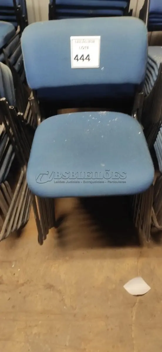 LOTE 444 - 15 CADEIRAS FIXA NA COR AZUL. (NO ESTADO) ATENÇÃO! FAZER A VISITAÇÃO ANTES DE ARREMATAR, NÃO SABEMOS SE FUNCIONA, LEILÃO NÃO TEM GARANTIA E NEM DEVOLUÇÃO, SUJEITO A POSSÍVEIS AVARIAS VISÍVEIS/OCULTAS E/OU AUSÊNCIA DE COMPONENTES.
