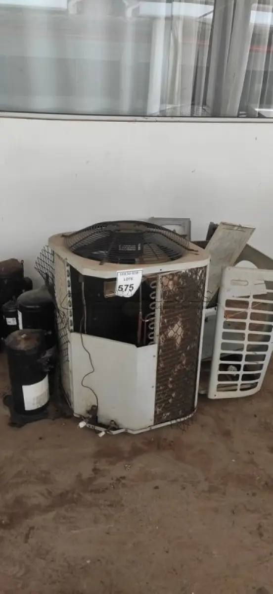 LOTE 575 - 01 AR-CONDICIONADO SUCATA E 10 COMPRESSORES PEQUENOS PRETO. (NO ESTADO) ATENÇÃO! FAZER A VISITAÇÃO ANTES DE ARREMATAR, NÃO SABEMOS SE FUNCIONA, LEILÃO NÃO TEM GARANTIA E NEM DEVOLUÇÃO, SUJEITO A POSSÍVEIS AVARIAS VISÍVEIS/OCULTAS E/OU AUSÊNCIA DE COMPONENTES.