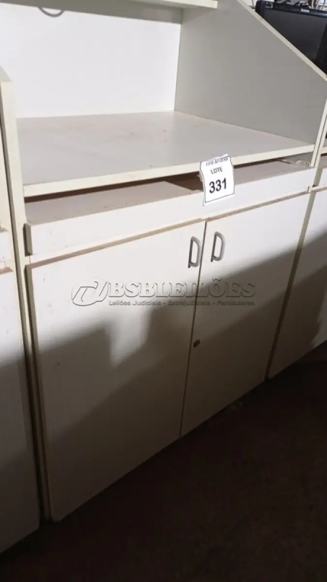 LOTE 331 - 02 BALCÕES EM MADEIRA PARA SALA DE AULA. (NO ESTADO) ATENÇÃO! FAZER A VISITAÇÃO ANTES DE ARREMATAR, NÃO SABEMOS SE FUNCIONA, LEILÃO NÃO TEM GARANTIA E NEM DEVOLUÇÃO, SUJEITO A POSSÍVEIS AVARIAS VISÍVEIS/OCULTAS E/OU AUSÊNCIA DE COMPONENTES.