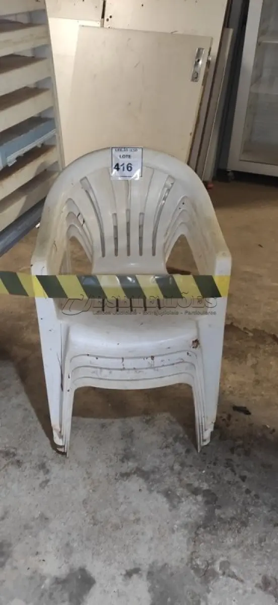 LOTE 416 - 12 MESAS EM PLÁSTICO QUADRADAS E 04 CADEIRAS. (NO ESTADO) ATENÇÃO! FAZER A VISITAÇÃO ANTES DE ARREMATAR, NÃO SABEMOS SE FUNCIONA, LEILÃO NÃO TEM GARANTIA E NEM DEVOLUÇÃO, SUJEITO A POSSÍVEIS AVARIAS VISÍVEIS/OCULTAS E/OU AUSÊNCIA DE COMPONENTES.
