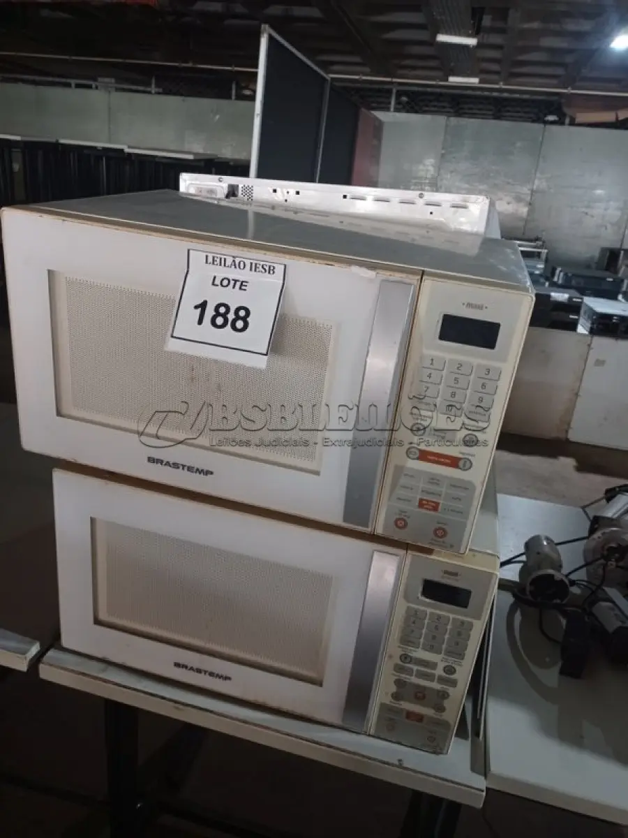 LOTE 188 - 04 MICRO-ONDAS DIVERSOS MODELOS. (NO ESTADO) ATENÇÃO! FAZER A VISITAÇÃO ANTES DE ARREMATAR, NÃO SABEMOS SE FUNCIONA, LEILÃO NÃO TEM GARANTIA E NEM DEVOLUÇÃO, SUJEITO A POSSÍVEIS AVARIAS VISÍVEIS/OCULTAS E/OU AUSÊNCIA DE COMPONENTES.
