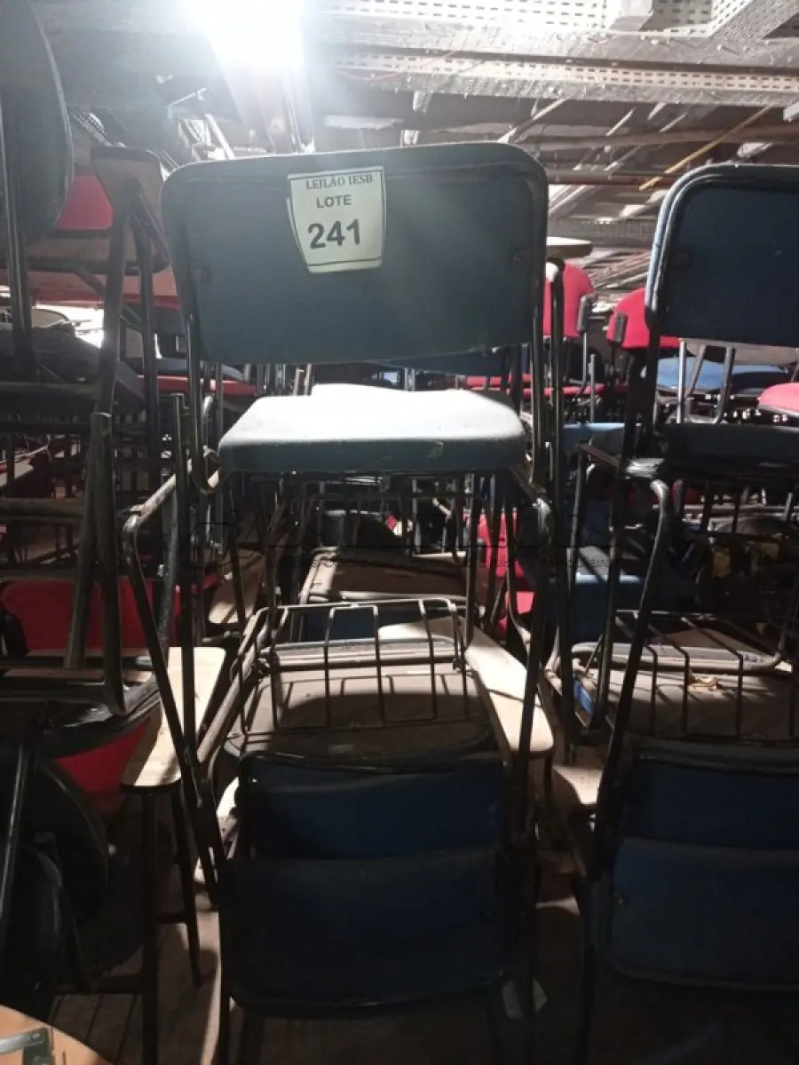 LOTE 241 - 18 CADEIRAS UNIVERSITÁRIA. (NO ESTADO) ATENÇÃO! FAZER A VISITAÇÃO ANTES DE ARREMATAR, NÃO SABEMOS SE FUNCIONA, LEILÃO NÃO TEM GARANTIA E NEM DEVOLUÇÃO, SUJEITO A POSSÍVEIS AVARIAS VISÍVEIS/OCULTAS E/OU AUSÊNCIA DE COMPONENTES.