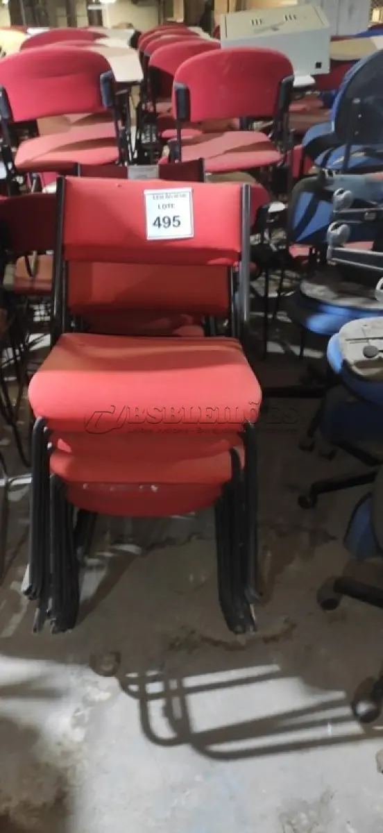LOTE 495 - 16 CADEIRAS FIXAS NA COR VERMELHA COM AVARIAS. (NO ESTADO) ATENÇÃO! FAZER A VISITAÇÃO ANTES DE ARREMATAR, NÃO SABEMOS SE FUNCIONA, LEILÃO NÃO TEM GARANTIA E NEM DEVOLUÇÃO, SUJEITO A POSSÍVEIS AVARIAS VISÍVEIS/OCULTAS E/OU AUSÊNCIA DE COMPONENTES.