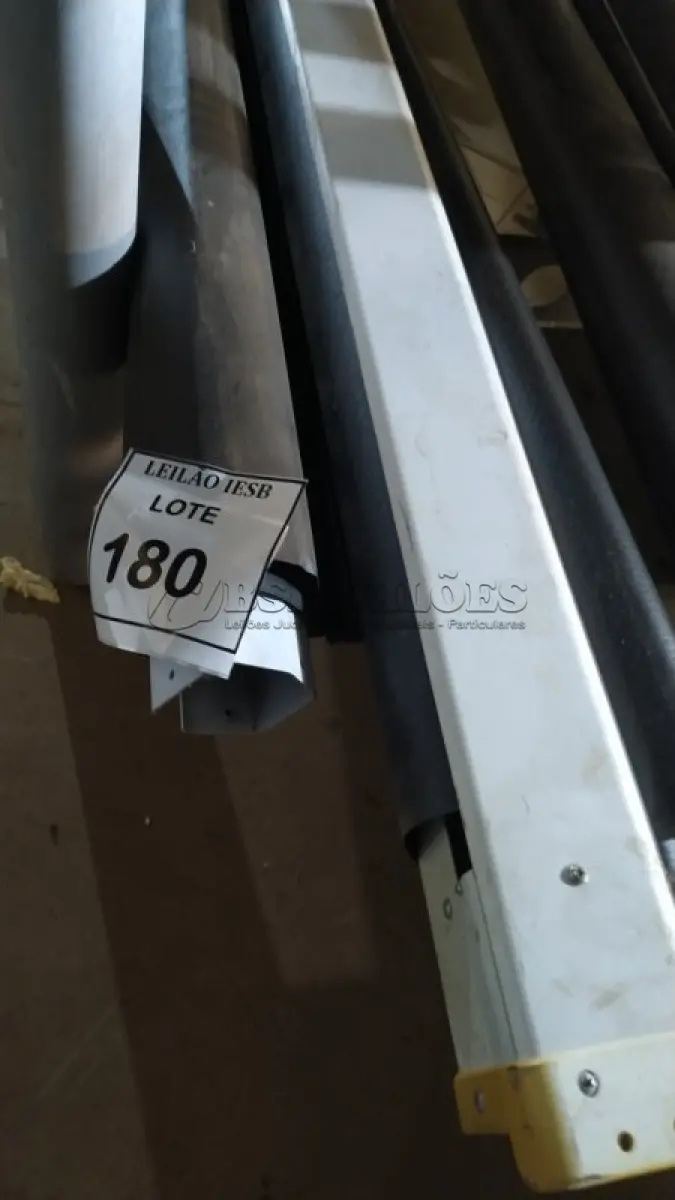 LOTE 180 - 02 TELAS DE PROJEÇÃO. (NO ESTADO) ATENÇÃO! FAZER A VISITAÇÃO ANTES DE ARREMATAR, NÃO SABEMOS SE FUNCIONA, LEILÃO NÃO TEM GARANTIA E NEM DEVOLUÇÃO, SUJEITO A POSSÍVEIS AVARIAS VISÍVEIS/OCULTAS E/OU AUSÊNCIA DE COMPONENTES.