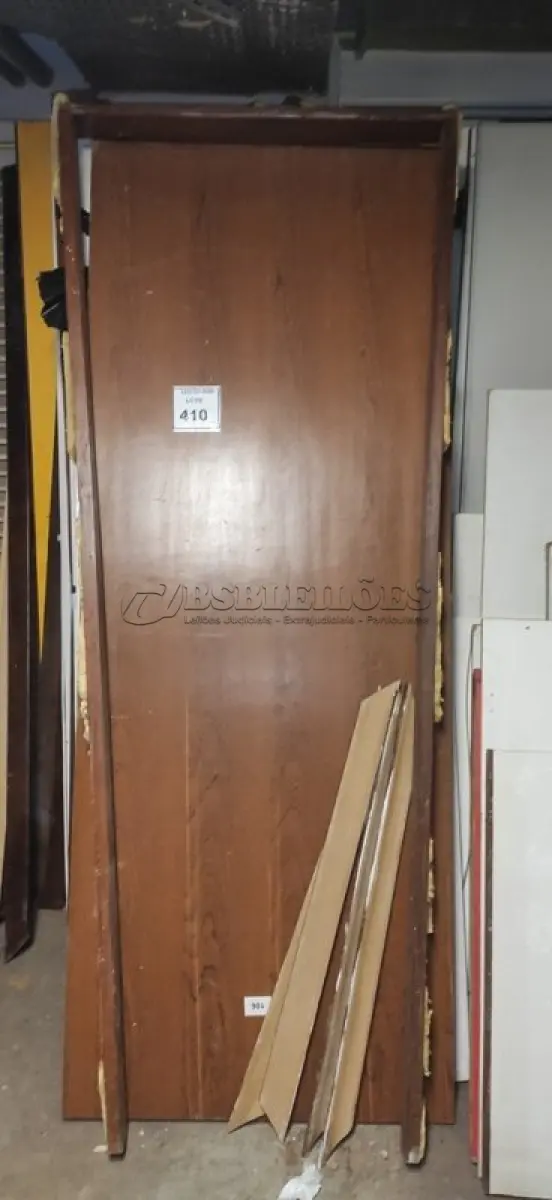 LOTE 410 - 01 LOTE COM PORTAS EM MADEIRA E PORTAIS. (NO ESTADO) ATENÇÃO! FAZER A VISITAÇÃO ANTES DE ARREMATAR, NÃO SABEMOS SE FUNCIONA, LEILÃO NÃO TEM GARANTIA E NEM DEVOLUÇÃO, SUJEITO A POSSÍVEIS AVARIAS VISÍVEIS/OCULTAS E/OU AUSÊNCIA DE COMPONENTES.