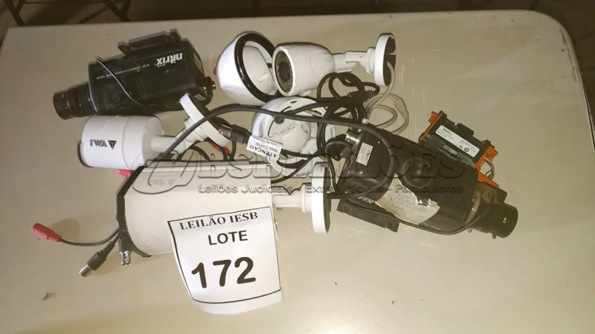 LOTE 172 - 07 CÂMERAS DE SEGURANÇA. (NO ESTADO) ATENÇÃO! FAZER A VISITAÇÃO ANTES DE ARREMATAR, NÃO SABEMOS SE FUNCIONA, LEILÃO NÃO TEM GARANTIA E NEM DEVOLUÇÃO, SUJEITO A POSSÍVEIS AVARIAS VISÍVEIS/OCULTAS E/OU AUSÊNCIA DE COMPONENTES.