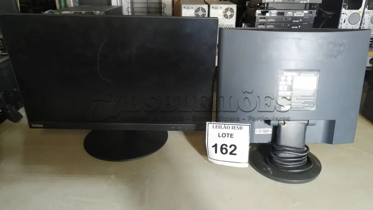 LOTE 162 - 02 MONITORES LENOVO. (NO ESTADO) ATENÇÃO! FAZER A VISITAÇÃO ANTES DE ARREMATAR, NÃO SABEMOS SE FUNCIONA, LEILÃO NÃO TEM GARANTIA E NEM DEVOLUÇÃO, SUJEITO A POSSÍVEIS AVARIAS VISÍVEIS/OCULTAS E/OU AUSÊNCIA DE COMPONENTES.