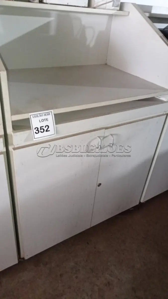 LOTE 352 - 02 BALCÕES EM MADEIRA PARA SALA DE AULA. (NO ESTADO) ATENÇÃO! FAZER A VISITAÇÃO ANTES DE ARREMATAR, NÃO SABEMOS SE FUNCIONA, LEILÃO NÃO TEM GARANTIA E NEM DEVOLUÇÃO, SUJEITO A POSSÍVEIS AVARIAS VISÍVEIS/OCULTAS E/OU AUSÊNCIA DE COMPONENTES.
